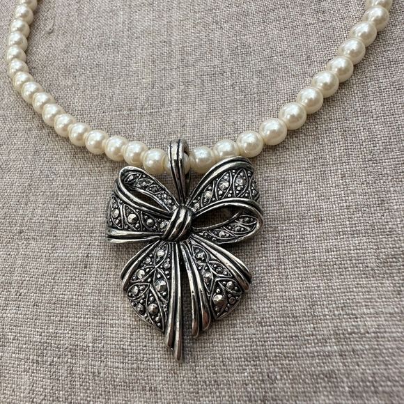 Vintage Avon White Faux Glass Pearls & Silver Tone Bow Necklace 12" L Costume - Picture 3 of 14